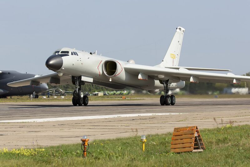avion chinezesc h-6 pe pista