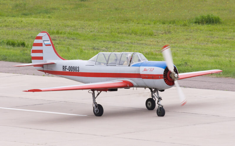 avion yak-52 pe pista