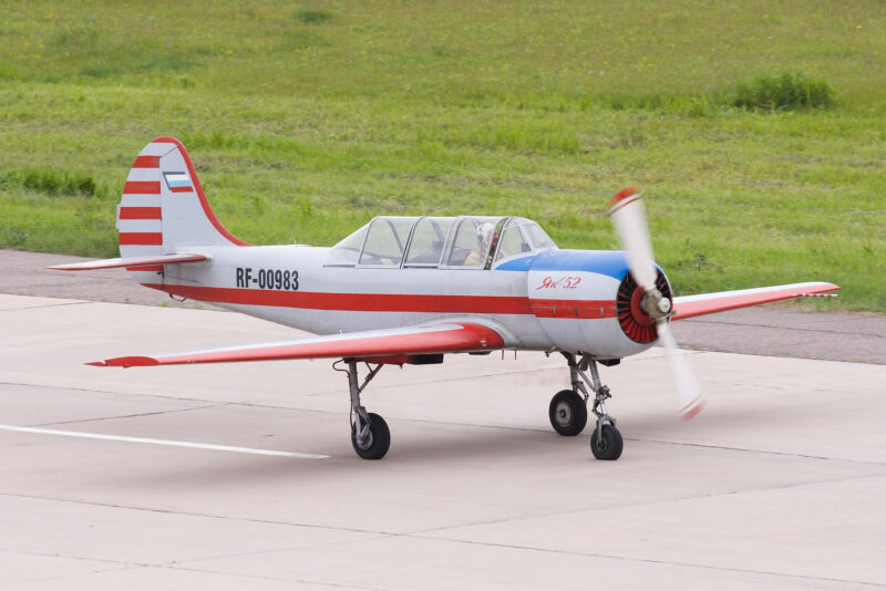 avion yak-52 pe pista