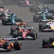 Monoposturi de Formula 1 întrecându-se pe circuit. McLaren, Ferrari, RedBull și Mercedes, printre primele din cursă.