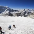 Alpiniști care escaladeazăă Everestul