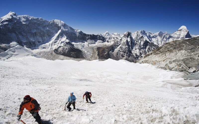 Alpiniști care escaladeazăă Everestul