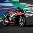 motocicleta aprilia rsv4 fotografiata pe circuit