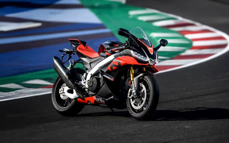 motocicleta aprilia rsv4 fotografiata pe circuit