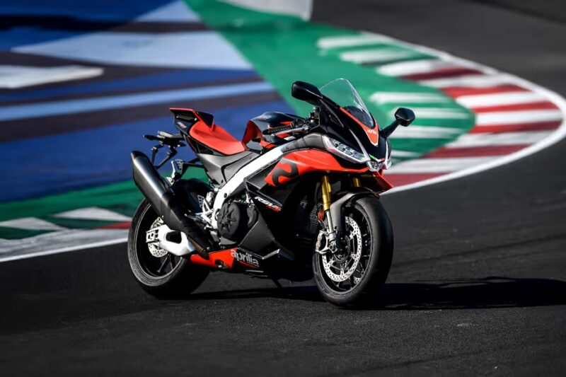 motocicleta aprilia rsv4 fotografiata pe circuit