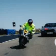 motocicleta si masina bmw sport fotografiate pe circuit