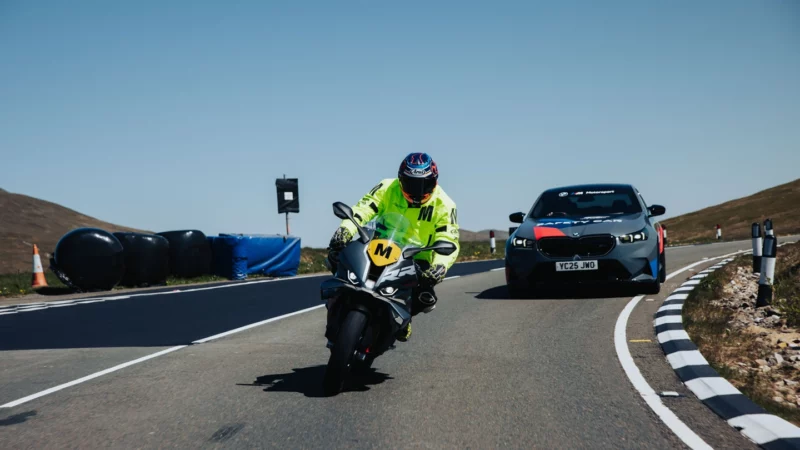 motocicleta si masina bmw sport fotografiate pe circuit