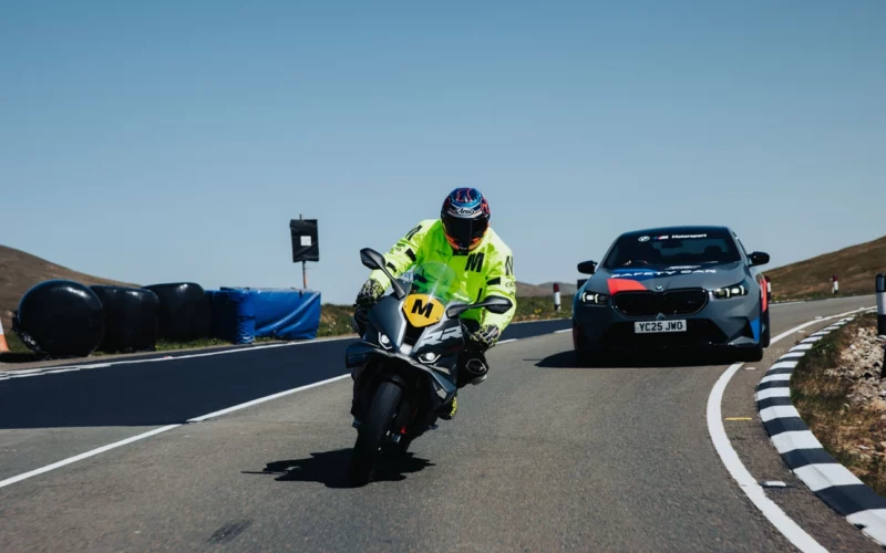 motocicleta si masina bmw sport fotografiate pe circuit