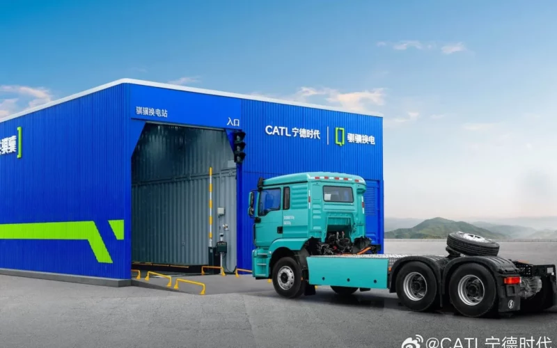 camion electric care intra intr-o unitate destinata schimbarii bateriilor