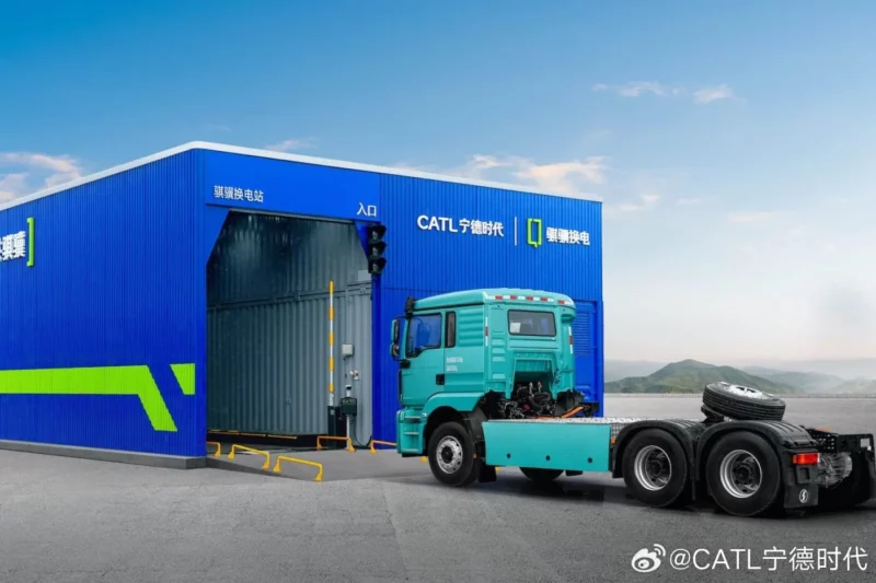 camion electric care intra intr-o unitate destinata schimbarii bateriilor