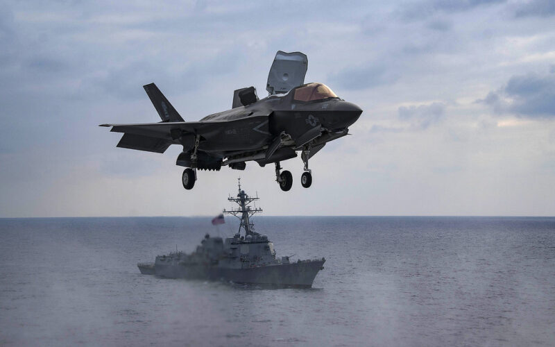 Avion de vanatoare american F-35B, după ce a decolat de pe un portavion