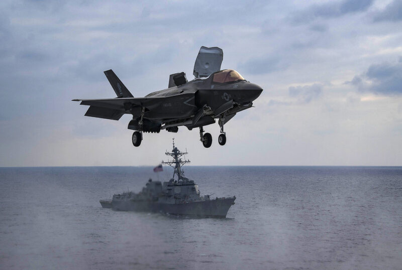 Avion de vanatoare american F-35B, după ce a decolat de pe un portavion