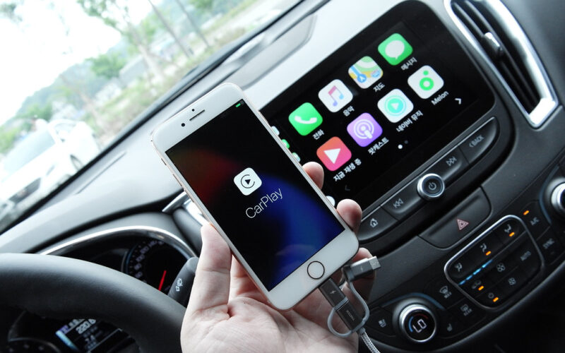 sistem infotainment masini impreuna cu telefon aferent