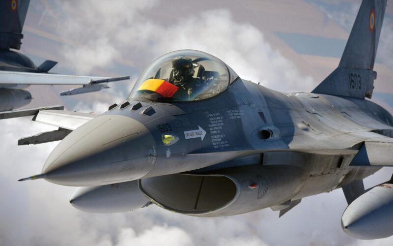 avion f-16 romanesc in zbor