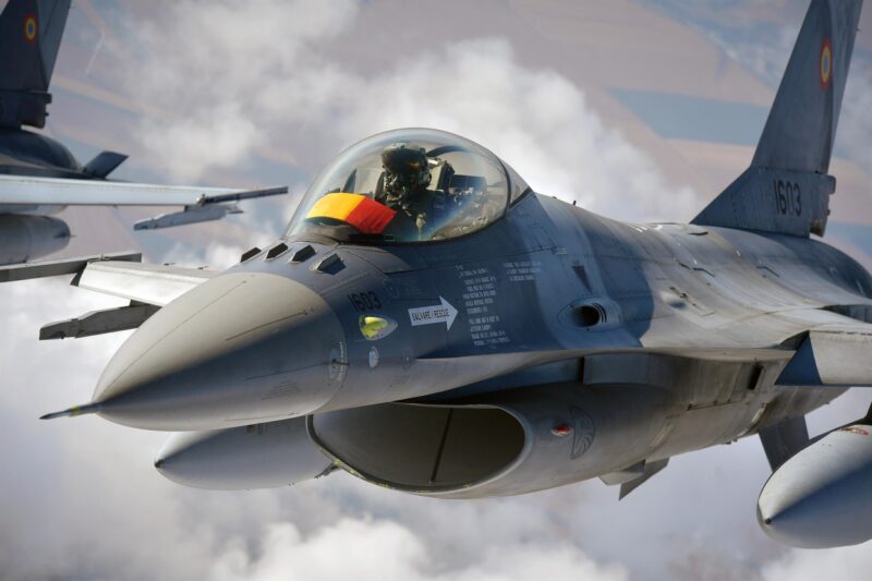 avion f-16 romanesc in zbor