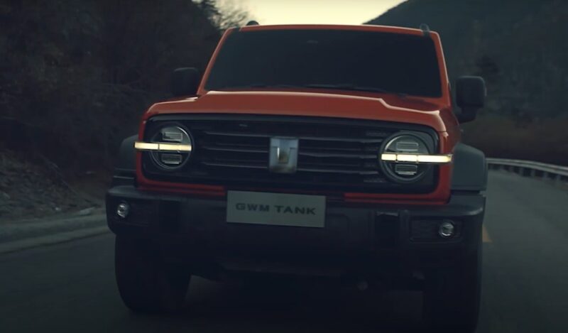 SUV Great Wall cu farurile aprinse