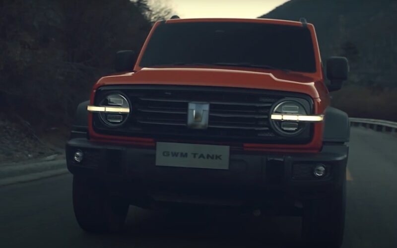 SUV Great Wall cu farurile aprinse