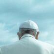 Papa Francisc fotografiat de la spate