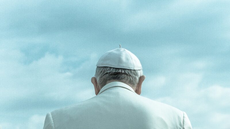 Papa Francisc fotografiat de la spate