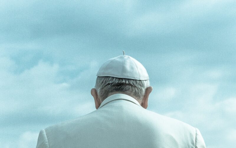 Papa Francisc fotografiat de la spate