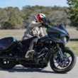 motocicleta harley davidson negru fotografiat pe strada