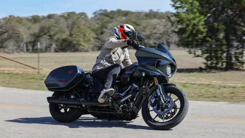 motocicleta harley davidson negru fotografiat pe strada