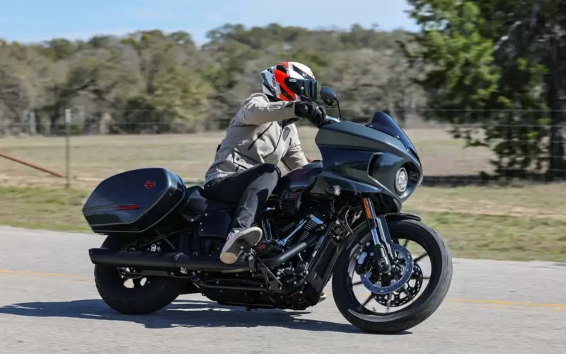 motocicleta harley davidson negru fotografiat pe strada