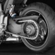 imagine roata spate motocicleta de culoare neagra cu transmisie pe lant