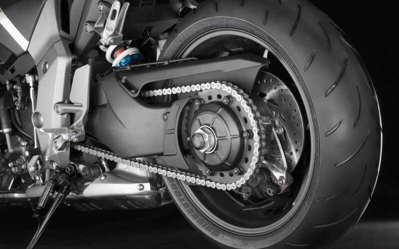 imagine roata spate motocicleta de culoare neagra cu transmisie pe lant