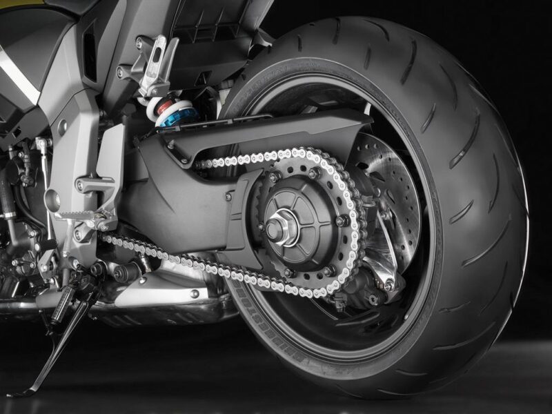 imagine roata spate motocicleta de culoare neagra cu transmisie pe lant