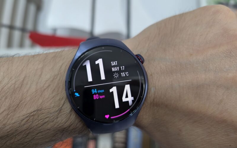 ceas inteligent huawei watch 5 purtat la mana