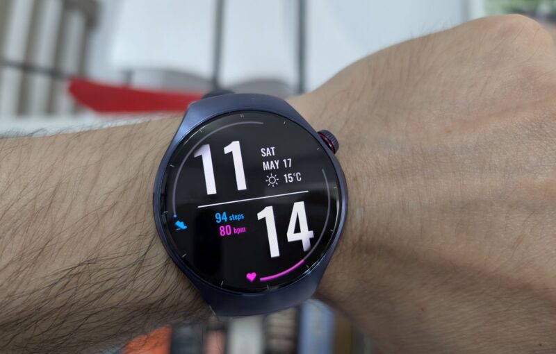 ceas inteligent huawei watch 5 purtat la mana