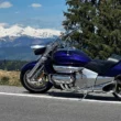 motociclete exclusivista honda de culoare albastra cu munte in fundal