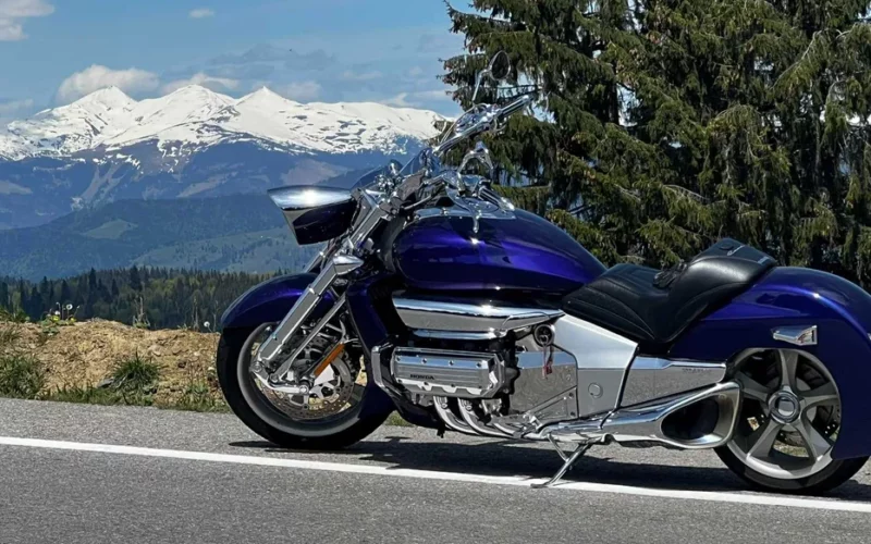 motociclete exclusivista honda de culoare albastra cu munte in fundal