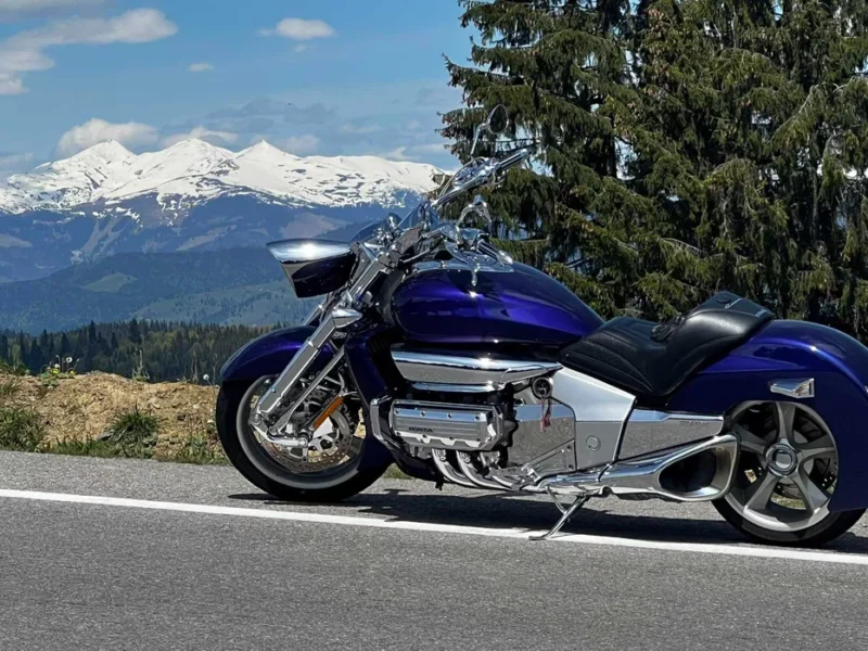 motociclete exclusivista honda de culoare albastra cu munte in fundal