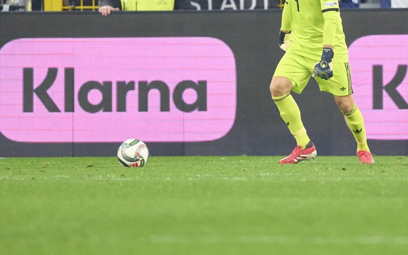 reclama klarna pe un stadion