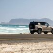 o masina Land Rover pe o plaja