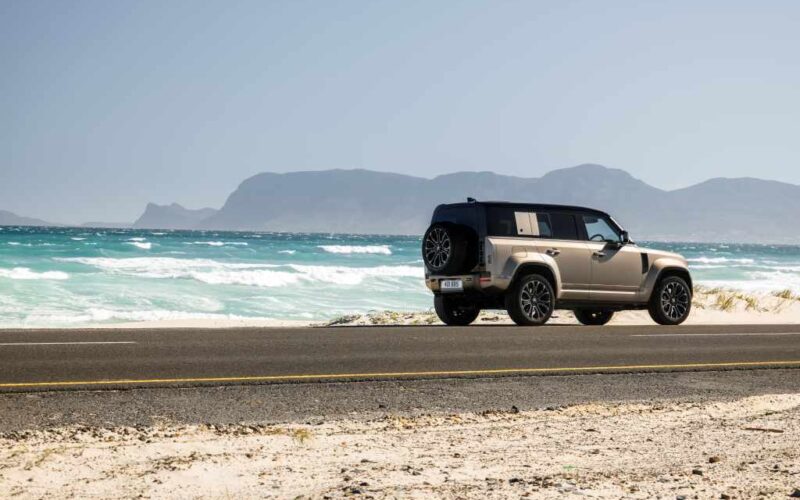 o masina Land Rover pe o plaja