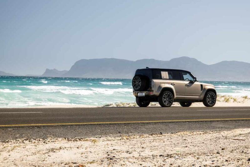 o masina Land Rover pe o plaja