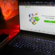 Site-ul Duolingo pentru invatarea limbilor straine, deschis pe un laptop