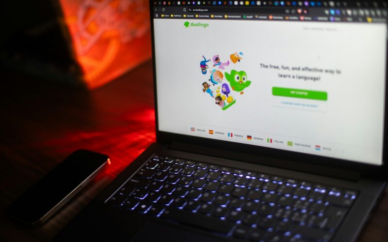 Site-ul Duolingo pentru invatarea limbilor straine, deschis pe un laptop