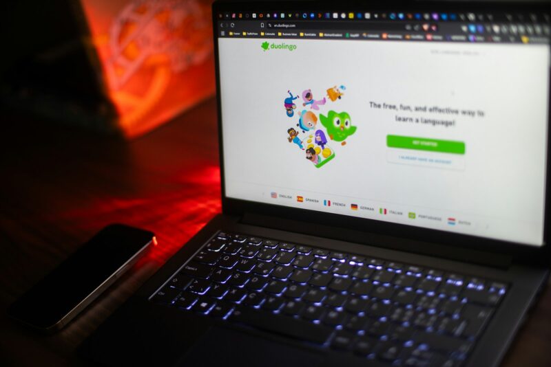 Site-ul Duolingo pentru invatarea limbilor straine, deschis pe un laptop