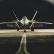 un avion f-22 raptor in hangar