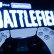 Controller pentru consola de jocuri video Playstation 5, în timpul unui gameplay din jocul Battlefield 2042, produs de Electronic Arts