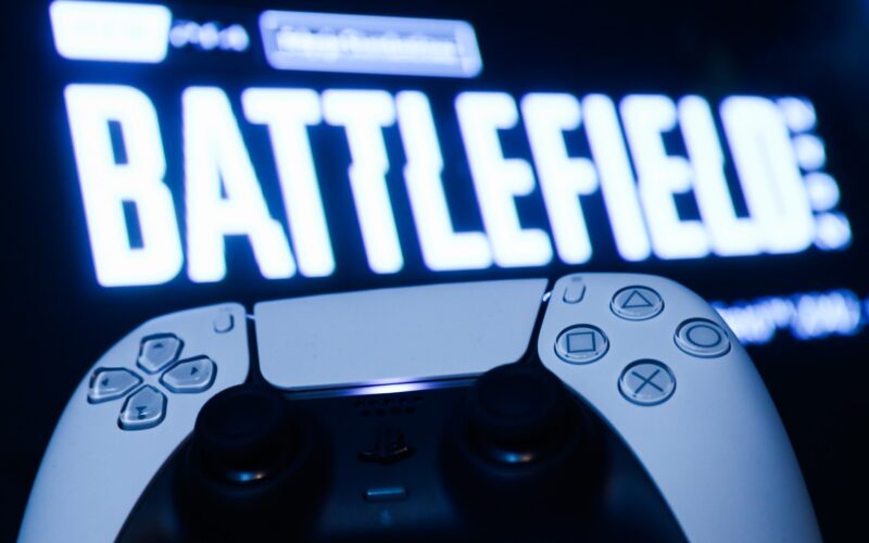 Controller pentru consola de jocuri video Playstation 5, în timpul unui gameplay din jocul Battlefield 2042, produs de Electronic Arts