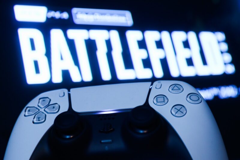 Controller pentru consola de jocuri video Playstation 5, în timpul unui gameplay din jocul Battlefield 2042, produs de Electronic Arts