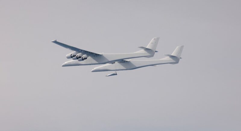 Avionul Roc de la Stratolaunch, folosit ca platforma de lansare pentru vehiculul hiperonic reutilizabil Talon-A