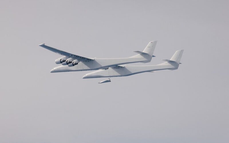 Avionul Roc de la Stratolaunch, folosit ca platforma de lansare pentru vehiculul hiperonic reutilizabil Talon-A