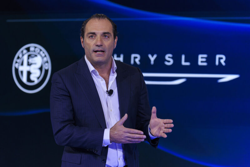 Noul CEO Stellantis, Antonio Filosa, vorbind in cadrul unei prezentari