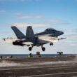 Avion american F-18 decolând de pe un portavion